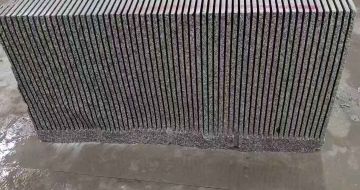 吉林省芝麻白毛板荒料切割