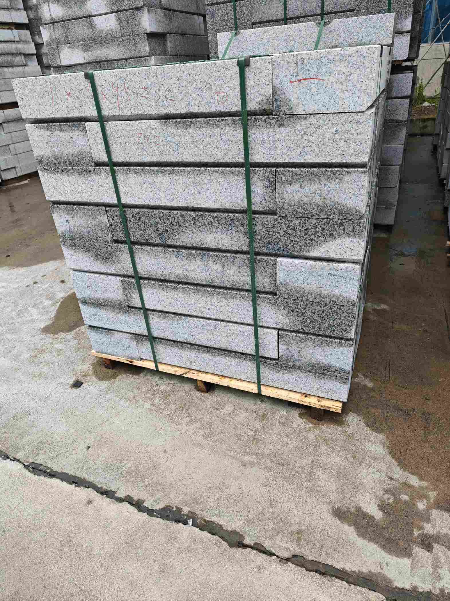 吉林省芙蓉白路牙石，马路牙子